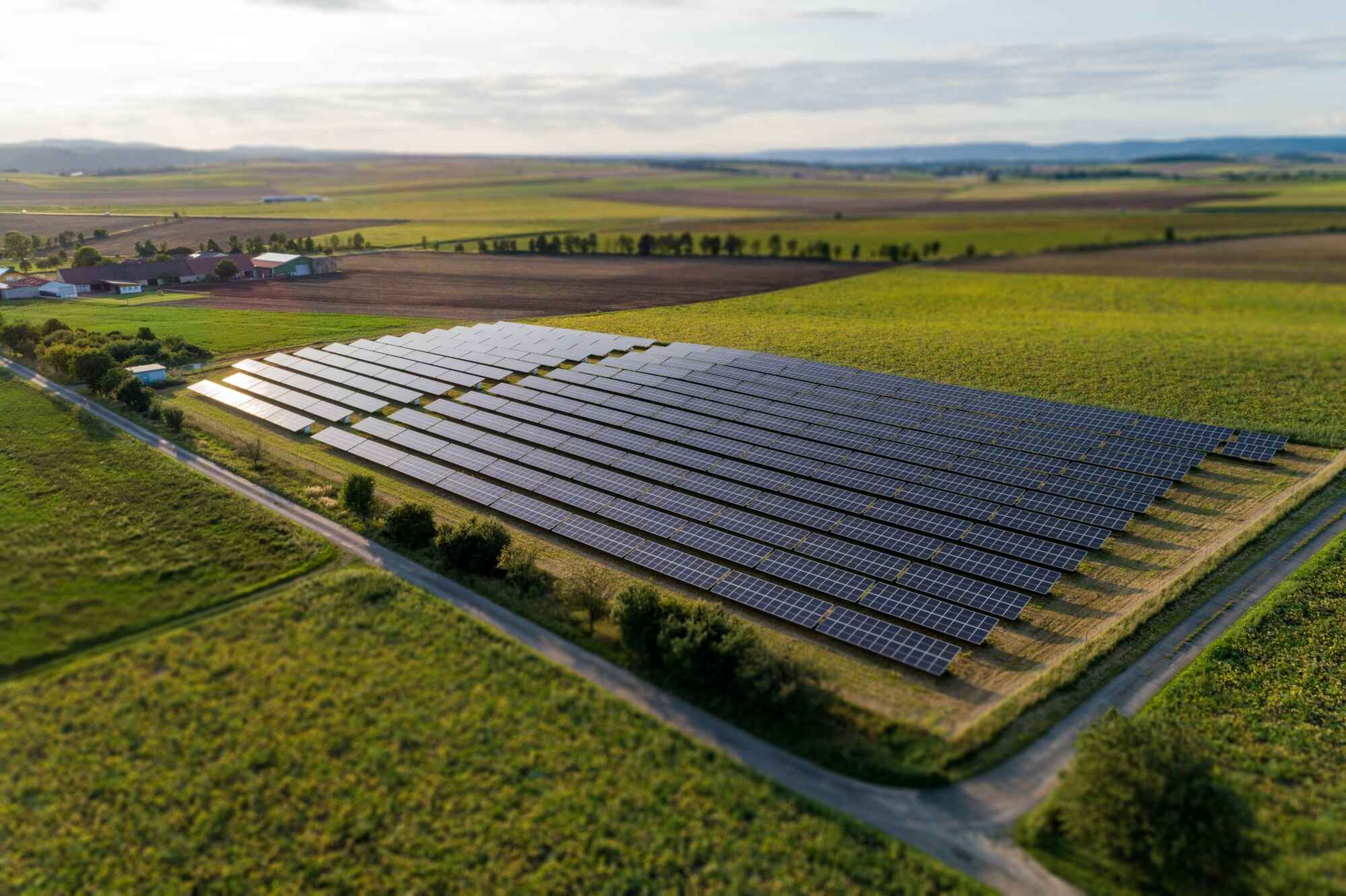 Großflächige Photovoltaikanlage auf freier Fläche