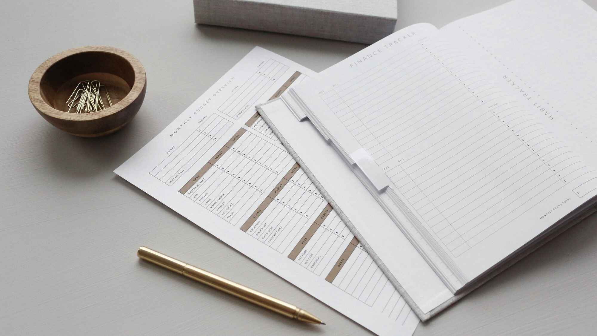 Finanzplanung mit Unterlagen und Stift am Schreibtisch