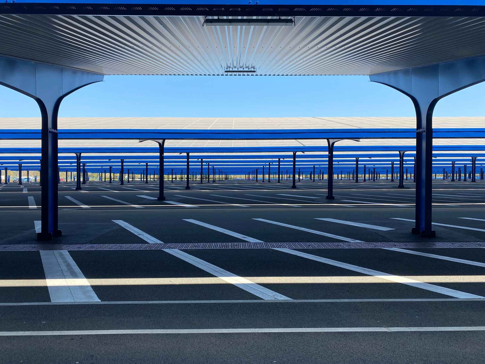 Carport mit Photovoltaikmodulen im Dach