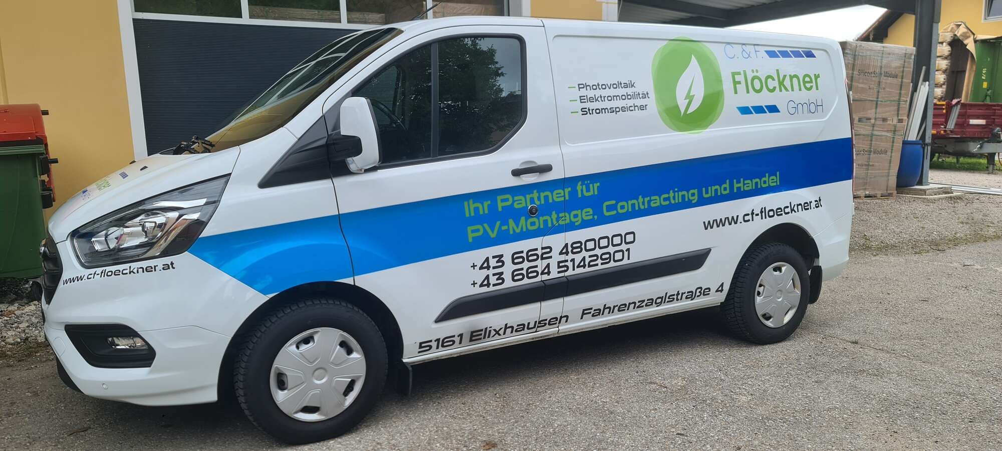 Servicefahrzeug der C&F Flöckner GmbH vor dem Firmenstandort