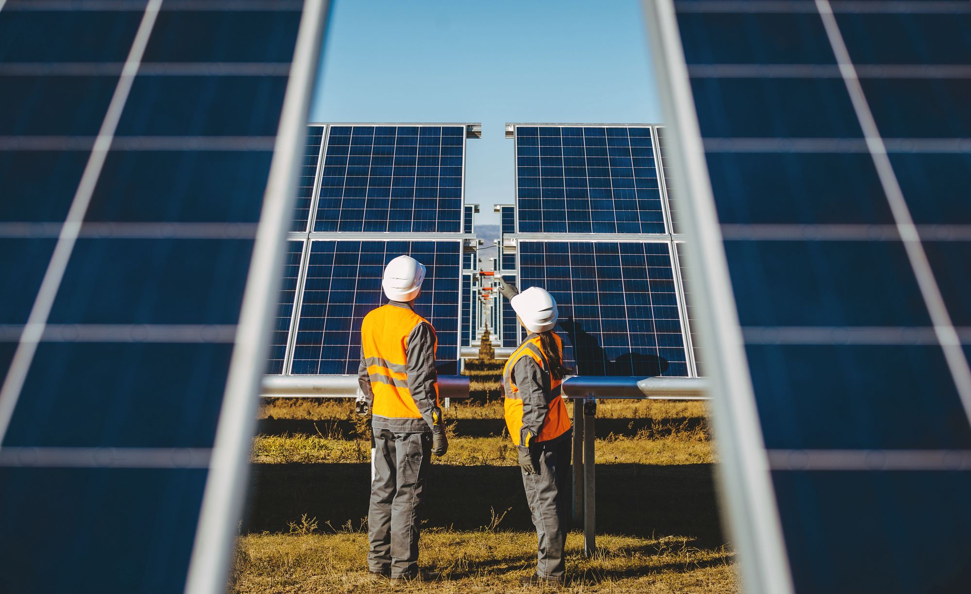 Techniker bei der Inspektion von Solarmodulen