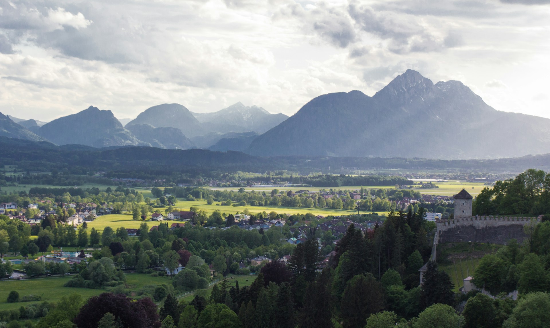 Blick über Salzburg mit Bergen im Hintergrund