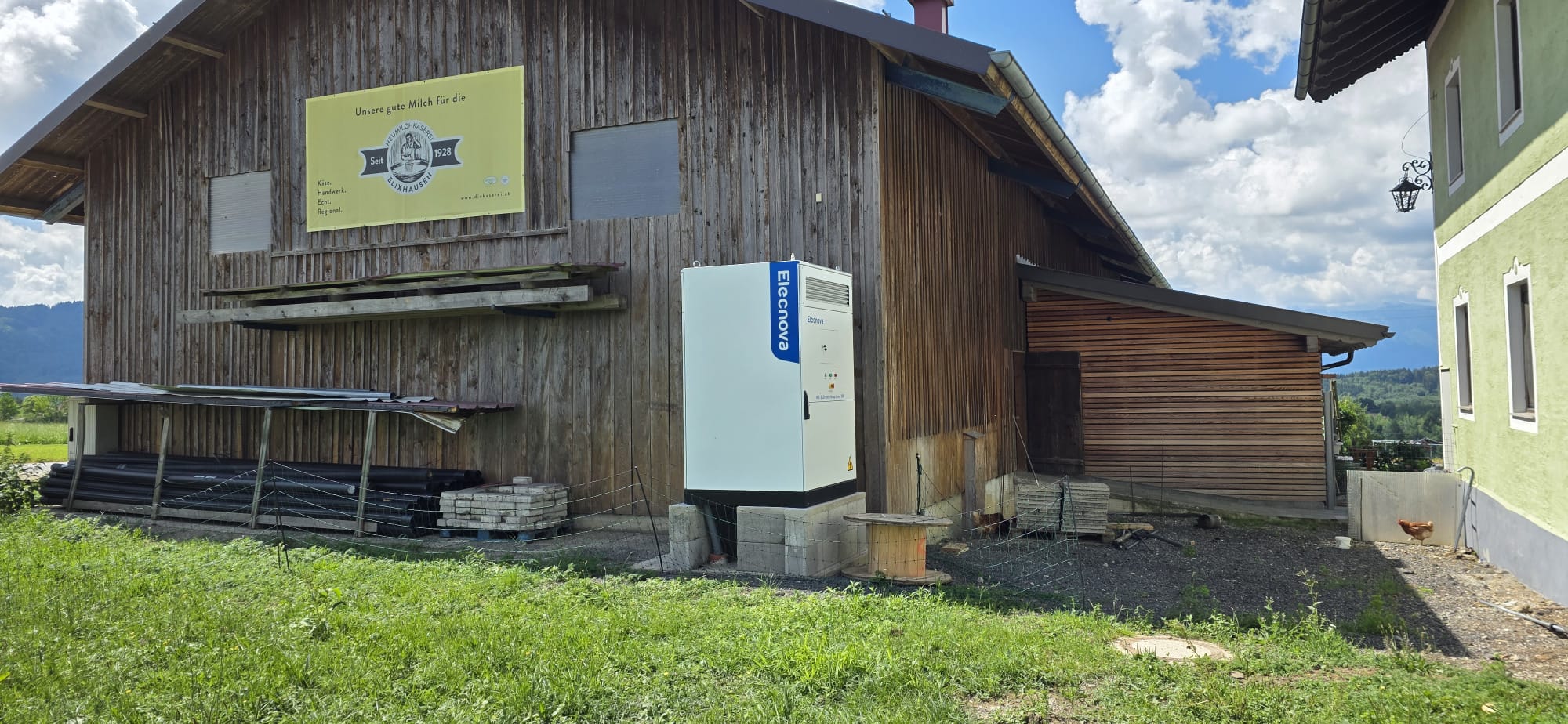 Elecnova-Batteriespeicher in Außenaufstellung an einer Scheune