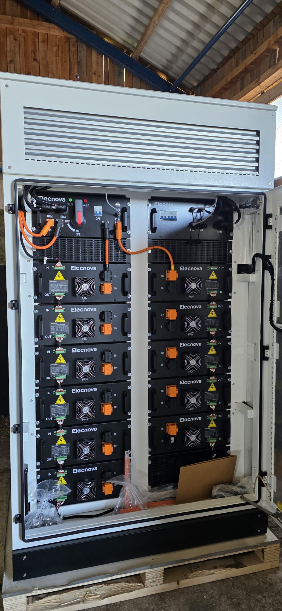 Geöffneter Elecnova-Speicherschrank mit Batteriemodulen