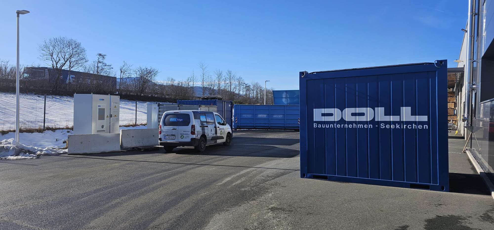 Monteur kontrolliert eine PV-Dachanlage