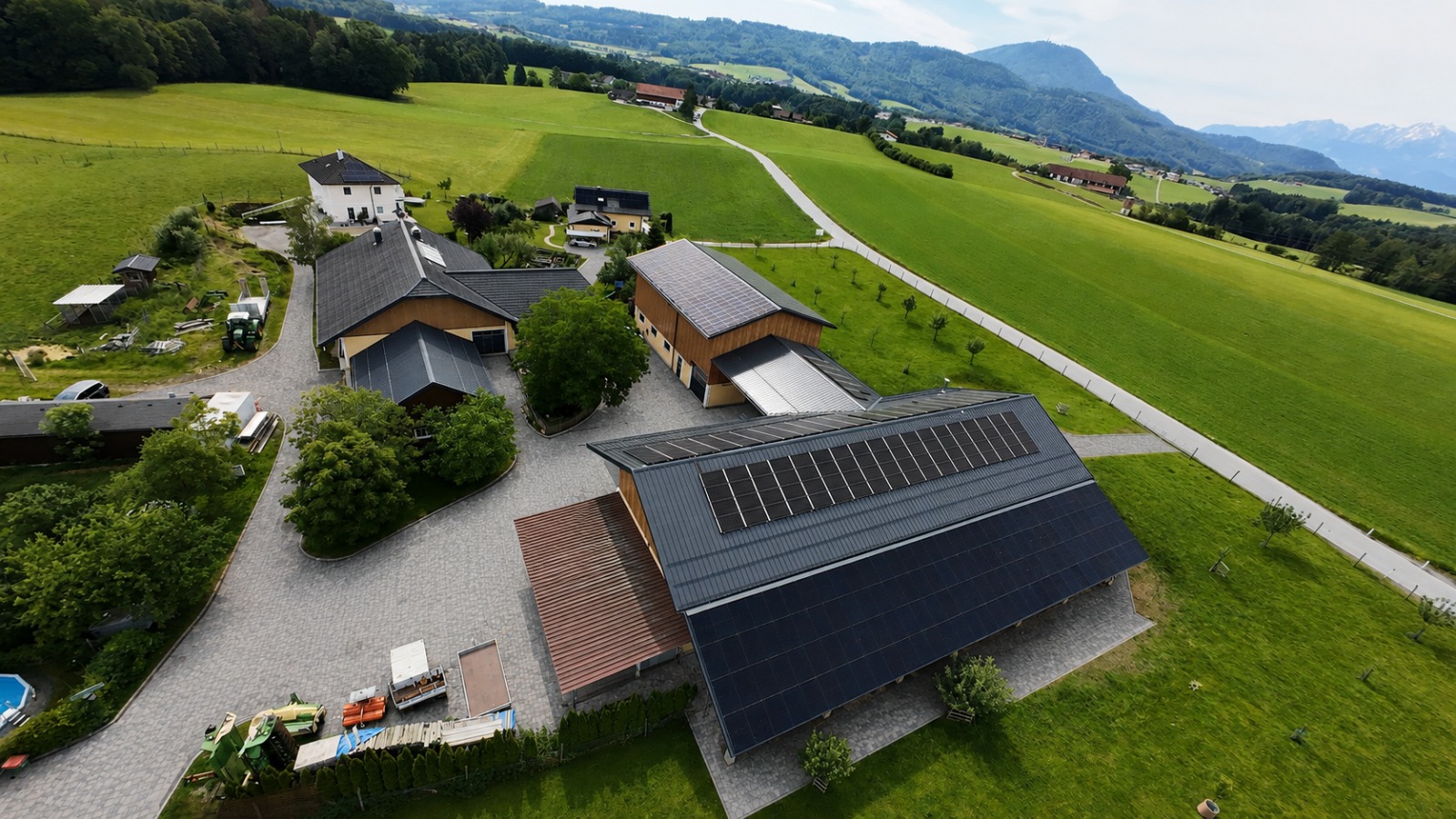Luftaufnahme eines Hofs mit PV-Dachanlagen