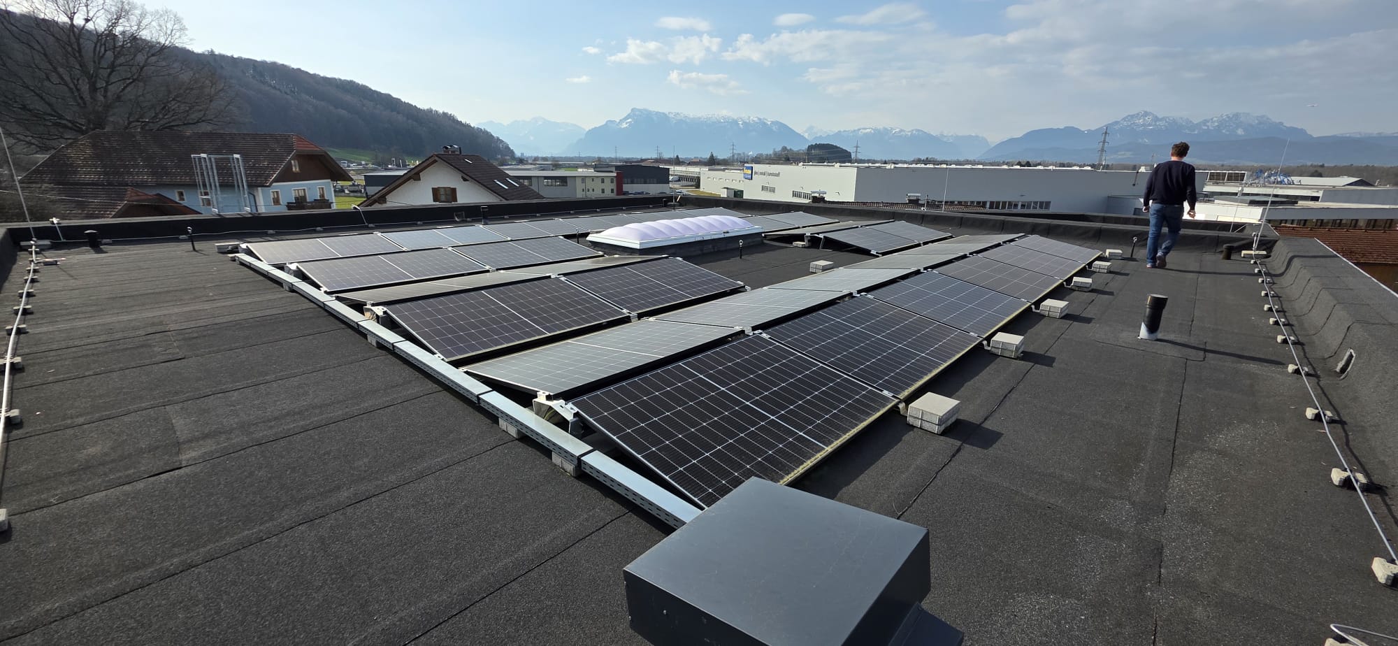 PV-Dachanlage mit Alpenpanorama