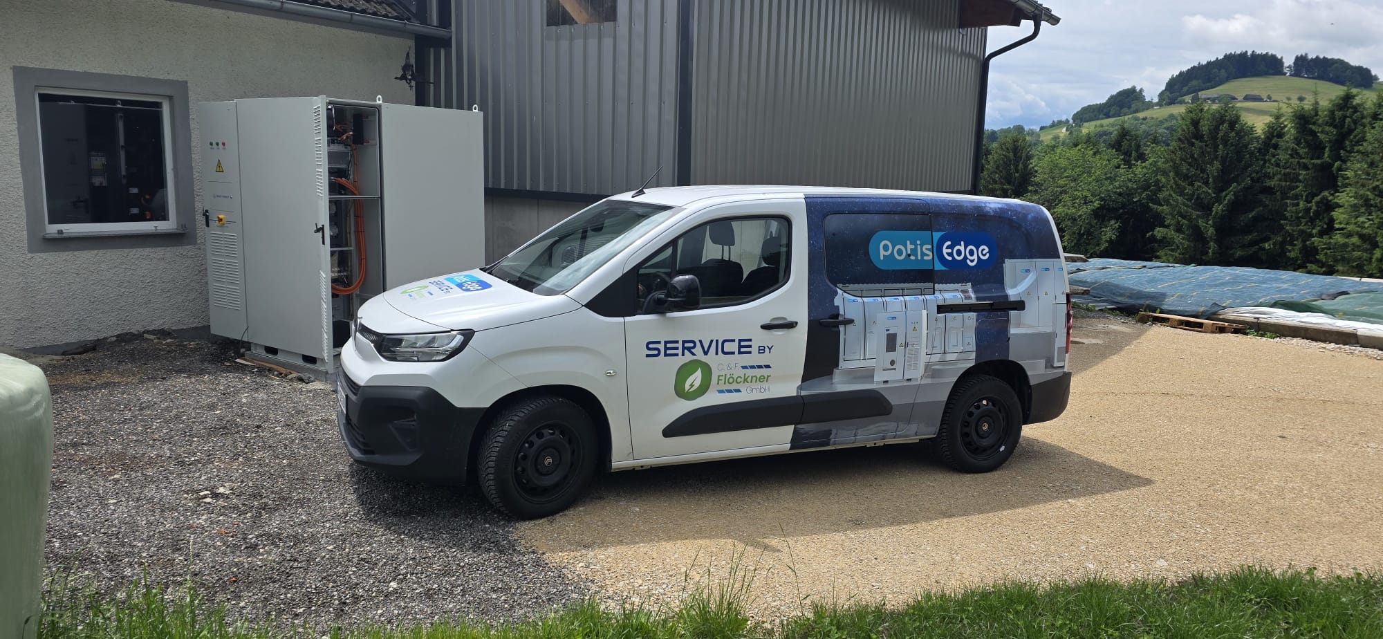 Servicefahrzeug von C&F Flöckner vor einem Batteriespeicher